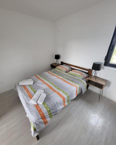 索科矿泉村Duos West的一间卧室配有一张带五颜六色棉被的床