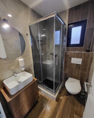 索科矿泉村Duos West的带淋浴、盥洗盆和卫生间的浴室