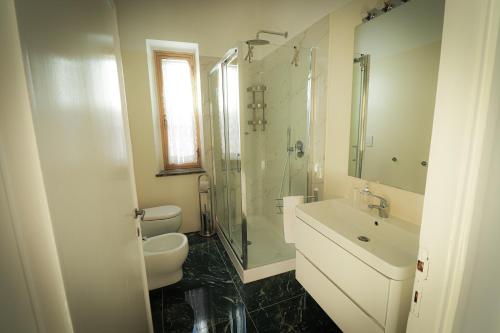 VignanelloHome Sweet Home的一间带水槽、卫生间和淋浴的浴室