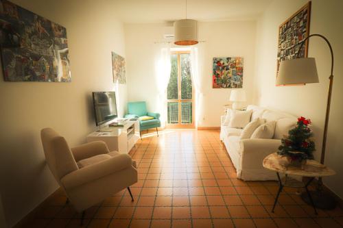VignanelloHome Sweet Home的客厅配有白色的沙发和椅子