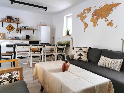 JankowiceLawenda i Bluszcz的客厅配有沙发,墙上挂着世界地图