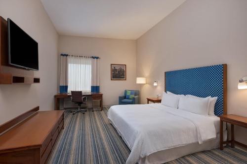 蒙特雷蒙特雷林达维斯塔福朋喜来登酒店的配有一张床和一台平面电视的酒店客房
