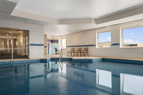 蒙特雷蒙特雷林达维斯塔福朋喜来登酒店的大楼内一个带桌椅的游泳池