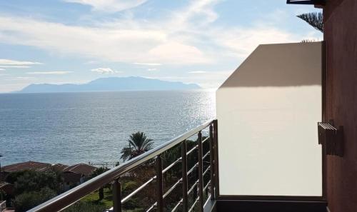 卡斯特罗西基亚Spiros Rooms的阳台享有海景。