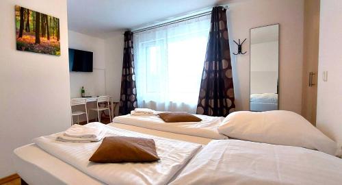 杜塞尔多夫Airport Messe Hotel - Messeschlaf的带窗户的客房内的2张白色床