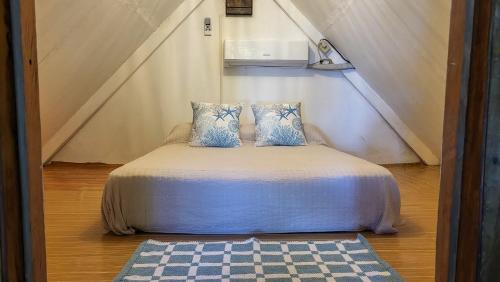 坎布塔尔Charming Cabaña on the beach的一张床上有两个枕头的房间