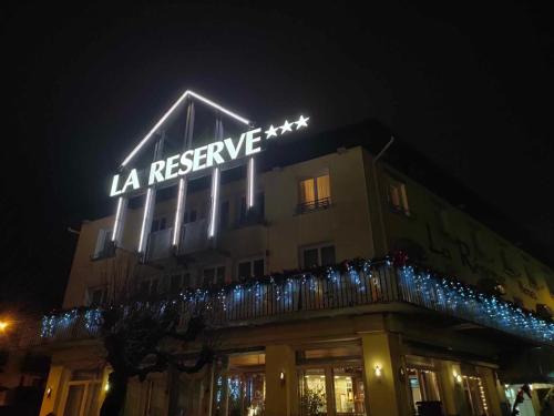 热拉梅雷泽尔弗酒店的一座晚上在上面有灯的建筑
