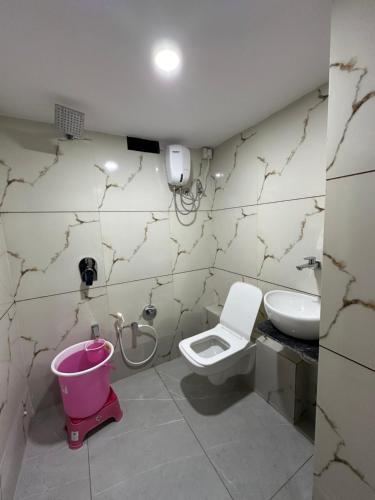 巴罗达HOTEL GOLDEN VIEW的一间带卫生间和水槽的浴室