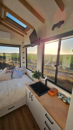 KillarneyCoastal Haven Tiny Home - Port Fairy Tiny Homes的一间带床和水槽的小卧室