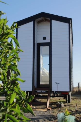 KillarneyCoastal Haven Tiny Home - Port Fairy Tiny Homes的一座小房子正在用门打开