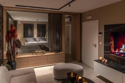 列日SuiteDreams - Bali Suite Liège的带沙发和壁炉的客厅