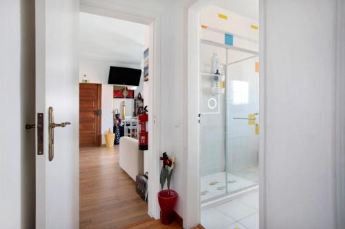 卡尔达斯达·赖尼亚Apartamento da Alegria的带淋浴的浴室和玻璃门