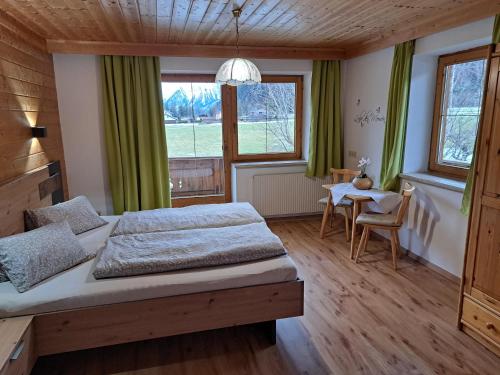 阿亨湖Tischlerhof的一间卧室配有一张床和一张桌子