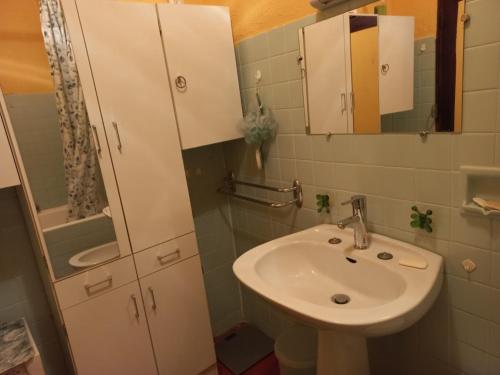 La Bastidechambre double vue sur montagne的一间带水槽和镜子的浴室