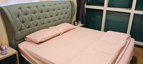 努沙再也超赞海景高级公寓 浪漫香薰浴缸泡澡 Nexflix YouTube WiFi 喜欢浪漫宁静的您怎可错过的一张带床头板的床铺,上面有粉红色的枕头