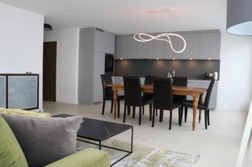 阿罗萨Lorez 5D by Arosa Holiday "neu renoviert"的用餐室以及带桌椅的起居室。