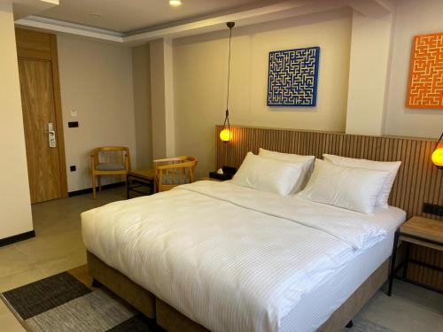 伊斯坦布尔BeL LETTO HOTEL的卧室配有一张白色大床