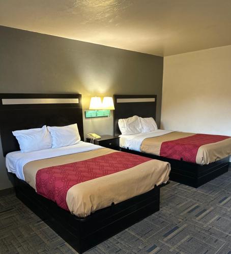 查尔斯顿查尔斯顿豪斯特经济旅馆的一间酒店客房,房间内设有两张床
