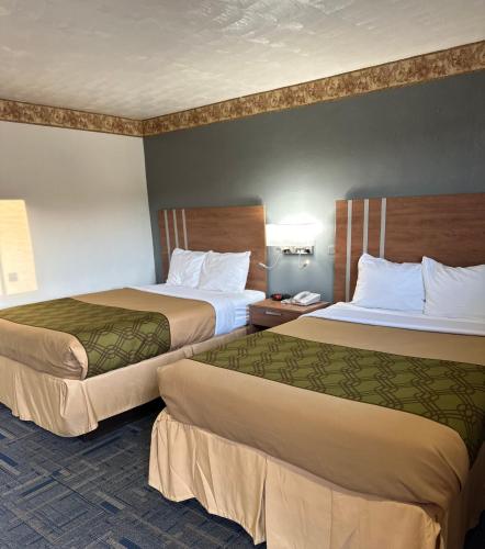 查尔斯顿查尔斯顿豪斯特经济旅馆的酒店客房设有两张床和电话