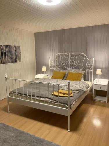 谢尔La Lanterne的一间卧室配有带黄色枕头的金属床