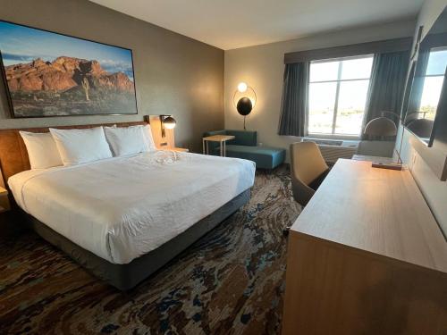 优马La Quinta Inn & Suites by Wyndham Yuma的一间酒店客房,设有一张大床和一个大窗户