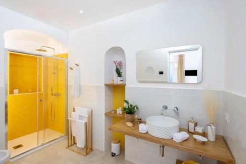 波西塔诺L'Acquolella的浴室配有黄色淋浴和盥洗盆