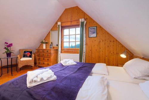 阿尔皮尔斯巴赫Hüttenchalet Waldschatz的一间卧室配有蓝色的床和毛巾