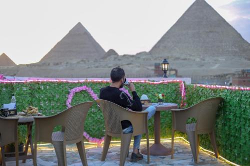 开罗pyramids show hotel的坐在金字塔前桌边的人