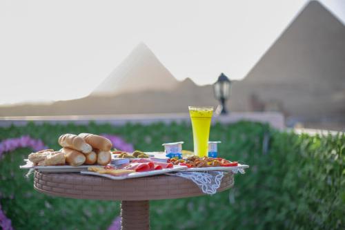 开罗pyramids show hotel的桌上的食品托盘和饮料