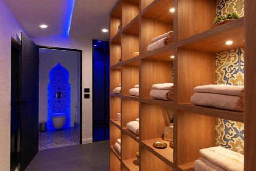 巴尼亚Alpine Bell Villa的浴室配有带毛巾的木制架子