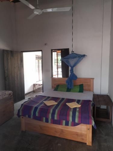卡尔皮蒂耶School Keen Kite Surf的一间卧室配有一张带蓝色灯的床