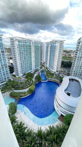 马尼拉Azure Urban Resort Residences的享有度假村内大型游泳池的空中景致