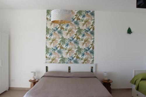 巴里bariairport的一间卧室配有一张带热带壁纸的床