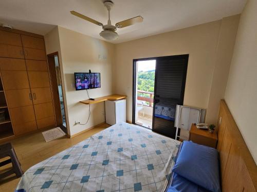 塞拉内格拉Residenza Piemonte Flat的一间卧室设有一张床和一个带电视的窗户。