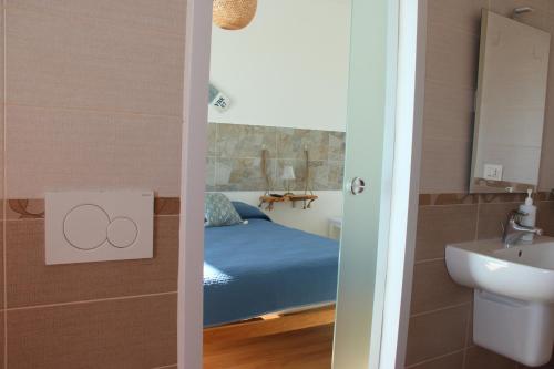 巴里bariairport的浴室配有盥洗盆、卫生间和盥洗盆。