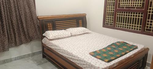 拉加蒙德里Srinivas service home的卧室内的一张带两个枕头的床