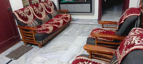 拉加蒙德里Srinivas service home的一套椅子和一张沙发