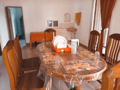 Juri Cottage: Duplex style, Sylhet divison, Bangladesh的用餐室配有桌椅和桌子