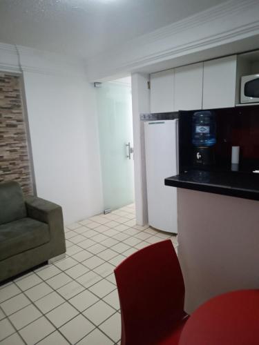 累西腓Flat em Recife的客厅设有厨房和红色椅子