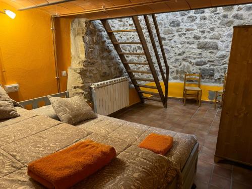 ClaravallsCa la Bet的一间卧室配有带橙色枕头的床