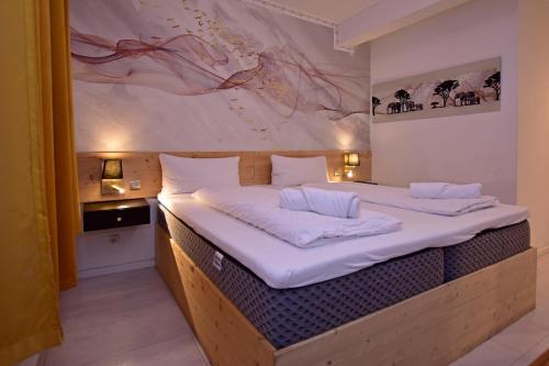 汉堡阿姆本特奈科斯特旅馆的一间卧室配有一张带白色床单的大床