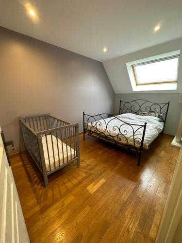 博讷Appartement à Beaune avec Parking的一间卧室配有一张床和一张婴儿床