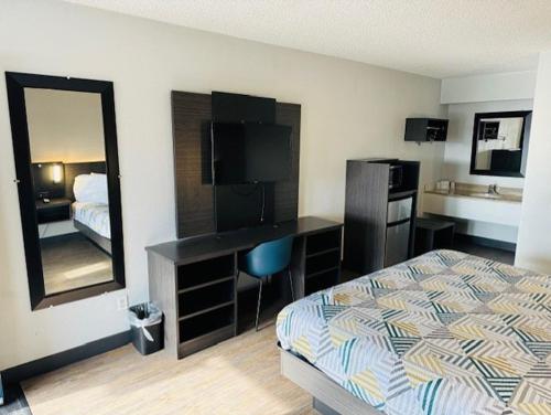 锡达拉皮兹锡达拉皮兹六号汽车旅馆的酒店客房带一张床、一张书桌和一面镜子