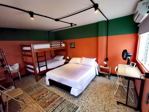 布卡拉曼加La Bonita Guesthouse的一间卧室配有两张双层床。
