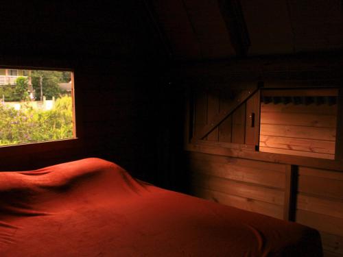 邦比尼亚斯Valhalla Glamping House的一间卧室设有一张床和一个窗口