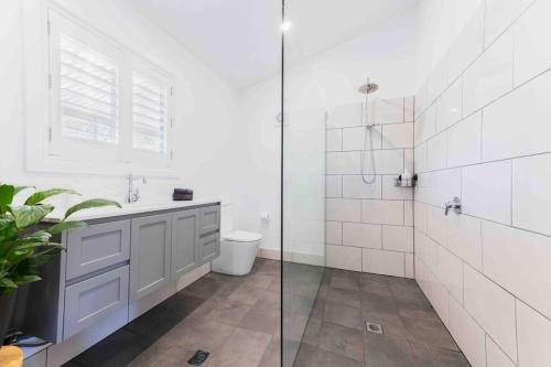 扬The Bungalow Cottage的带淋浴、盥洗盆和卫生间的浴室