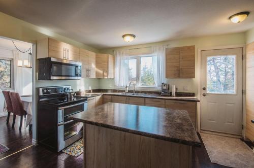 耶洛奈夫Yellowknife Downtown 50a ave Vacation Home的中间设有大岛的厨房