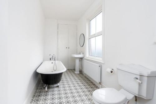 洛夫特斯The Cleveland Way, North Yorkshire的白色的浴室设有浴缸、卫生间和水槽。