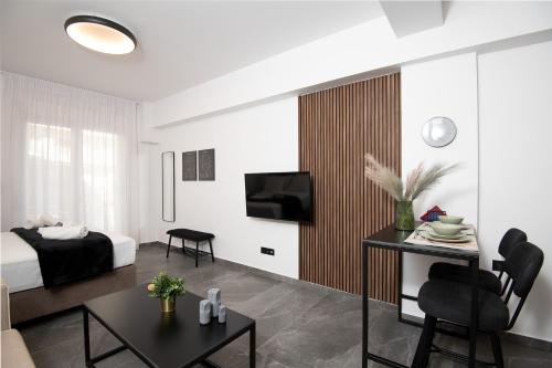 塞雷LP Citycenter Suite的客房设有1张床、1张桌子和1台电视。