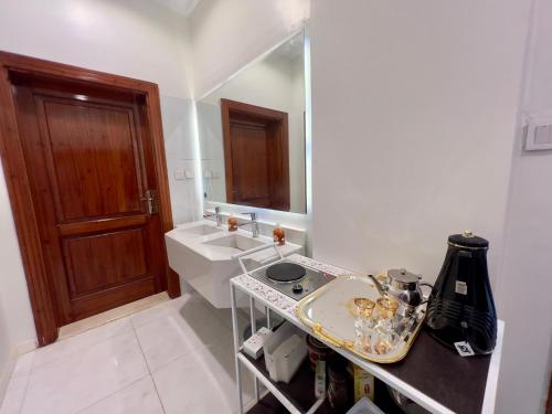 麦地那شقة العقيق عروة alaqeeq apartments的一间带水槽和台面的浴室